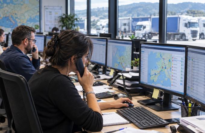 Oficina de tráfico de una empresa de transporte con la flota al fondo